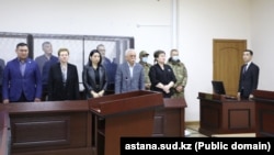 Судебное заседание по делу против экс-главы КНБ Казахстана Карима Масимова (за стеклом справа), Астана, 24 апреля 2023 года