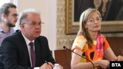Председателят на парламентарната комисия по конституционни въпроси Радомир Чолаков и Екатерина Захариева.
