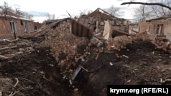 Последствия попадания авиабомбы по жилому дому в Орехове Запорожской области, архивное фото