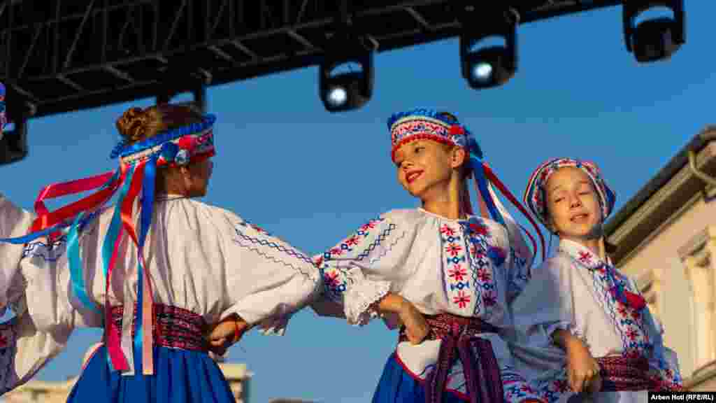 Disa vajza duke vallëzuar në mbrëmjen finale të festivalit.