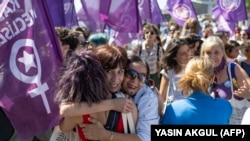 Pristalice Platforme zaustavićemo femicid slave posle odluke suda da odbaci zabranu te organizacije, Istanbul, 13. septembar 2023.