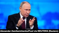 Ресей президенті Владимир Путин баспасөз мәслихатында отыр. Мәскеу, 14 желтоқсан, 2023 жыл