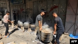 Люди готовят пищу на кострах из-за отсутствия топлива и газа. Город Хан-Юнис на юге сектора Газа. 15 октября 2023 года