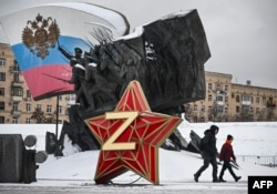 Святкові новорічні декорації у Москві напередодні нового 2024 року: кремлівська зірка з літерою Z, символом російського повномасштабного вторгнення в Україну, перед монументом героям Першої світової війни