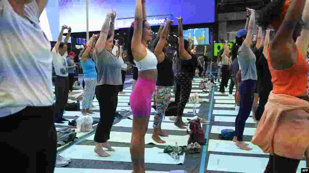 Njerëzit ushtrojnë joga në organizimin Solstici në Times Square, Nju Jork, 20 qershor 2024. Për 22 vjetët e fundit, organizatorët kanë organizuar ngjarje ku praktikohet joga në ditën më të gjatë të vitit, në një nga kryqëzimet më të ngarkuara në botë, për të promovuar paqen dhe qetësinë.