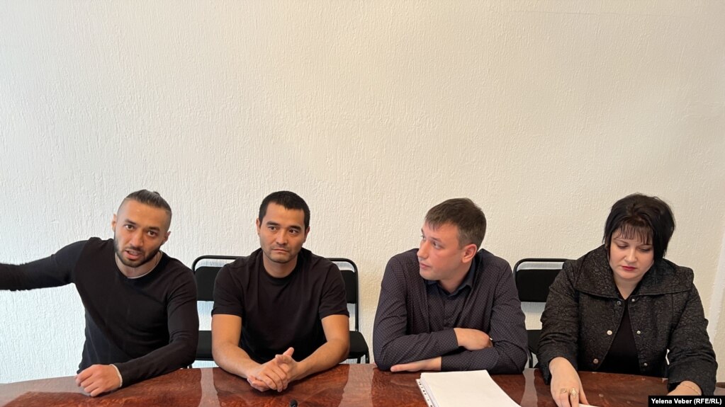Горноспасатели, заявившие о проблемах в службе и уволенные, и их представительница в суде на пресс-конференции в Караганде