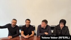 Горноспасатели, заявившие о проблемах в службе и уволенные, и их представительница в суде на пресс-конференции в Караганде