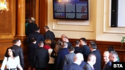 Депутатите напускат парламентарната зала след около едноминутното си заседание в четвъртък.