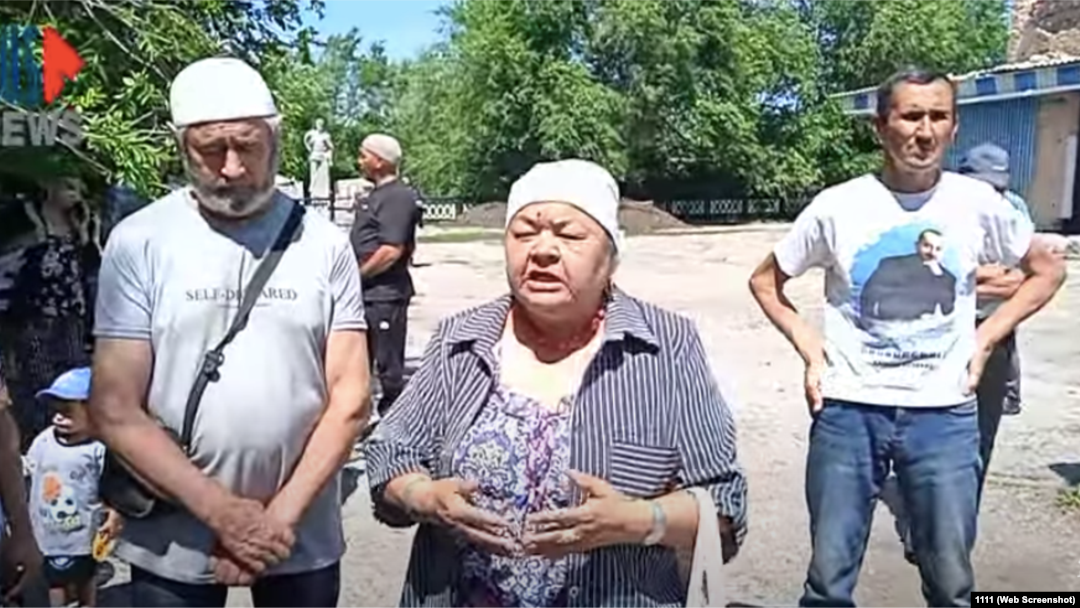 Активисты, пришедшие на сход граждан. Скриншот с видеотрансляции издания RusNews