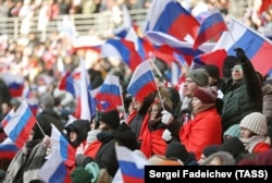 Зрители перед началом митинга-концерта "Слава защитникам Отечества" в Лужниках 22 февраля 2023 года