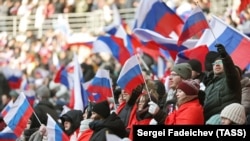 Зрители перед началом митинга-концерта "Слава защитникам Отечества" в Лужниках, Москва. РФ, 22 февраля 2023 года