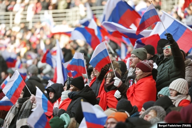 Зрители перед началом митинга-концерта "Слава защитникам Отечества" в Лужниках 22 февраля 2023 года