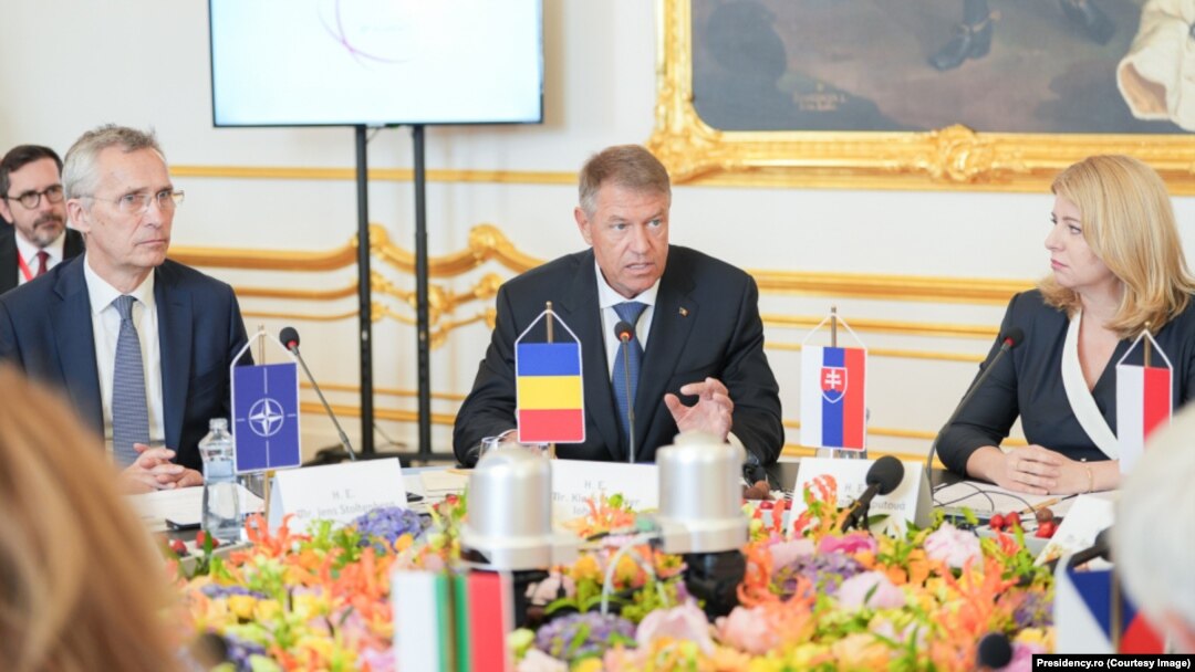 Președintele Klaus Iohannis la summitul B9 de la Bratislava, cu liderul NATO Jens Stoltenberg și președinta Slovaciei Zuzanna Caputova. 06 iunie 2023.