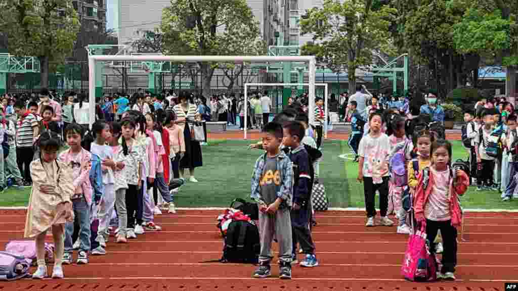 A földrengés idejére a kisiskolásokat a játszótérre terelték ki a kelet-kínai Hsziamenben.&nbsp;A rengés helyi idő szerint&nbsp;7 óra 58 perckor történt, éppen akkor, amikor az emberek munkába és iskolába indultak