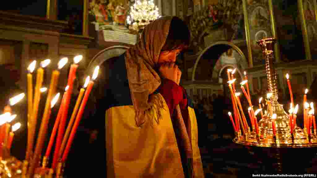 Вірянка молиться під час першого Великоднього&nbsp;&nbsp;богослужіння ПЦУ в Успенському соборі Києво-Печерської лаври