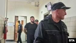 Съдебната охрана води Георги Георгиев към съдебната зала в понеделник.