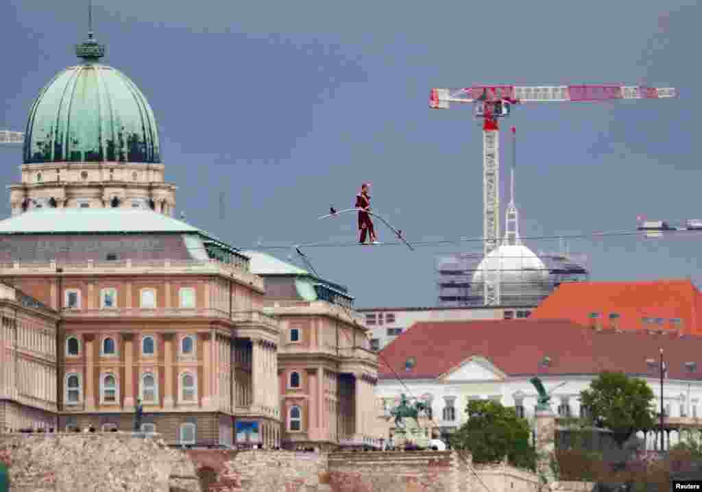 Na Svjetski dan cirkusa, mađarski umjetnik Laszlo Simet mlađi prelazi preko Dunava na žičanom užetu na visini od 30 metara, Budimpešta, 15. april.