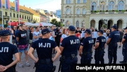 Skup desničara ometala je grupa građana koja je došla na poziv organizacije "Antifašistički front 23. oktobar", Novi Sad, 11. jul 2024. U centru Novog Sada bile su raspoređene jake policijske snage.