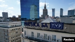 Реклама Польского общественного телевидения( TVP, Telewizja Polska) на здании в Варшаве