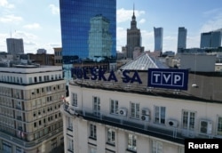 Pe 19 decembrie, chiar după alegerile câștigate de Tusk, TVP Info a fost scos din emisie, în timp ce unul dintre prezentatori găzduia o emisiune în direct.