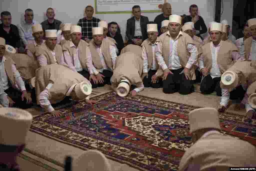 Komuniteti bektashian duke u lutur gjatë ceremonisë që shënon Nevruzin në një dhomë lutjesh në qytetin e Gjakovës më 21 mars 2023.