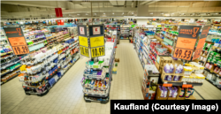 Chiar dacă Kaufland se ocupă responsabil de deșeurile operaționale, nu a clarificat cum încearcă să le reducă - iar rafturile magazinelor rămân pline de plastic, acuză activiștii de mediu.
