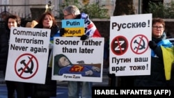 Одна из акций протеста против вторжения России в Украину у здания российского посольства в Лондоне