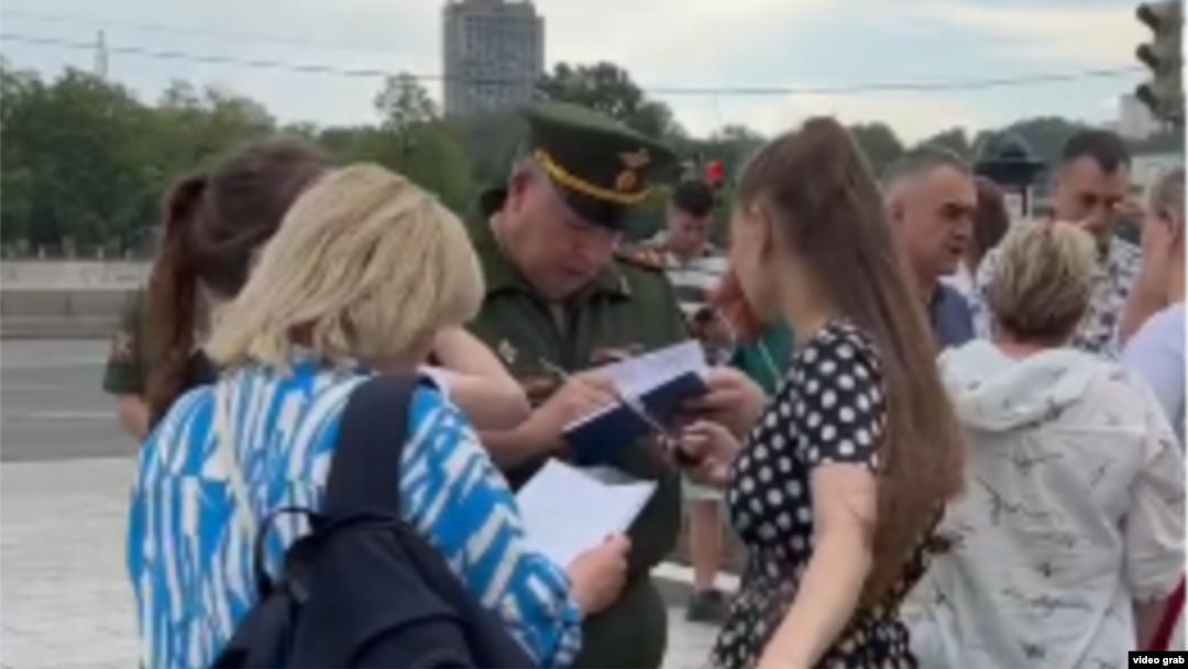 Zeci de soții și mame ale soldaților ruși mobilizați au protestat la Moscova. 3 iunie 2024