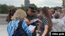 Wives and mothers of mobilized Russian soldiers in front of Defense Ministry building on June 3.