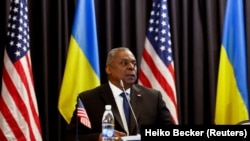 Lloyd Austin amerikai védelmi miniszter az Ukrán Védelmi Kontaktcsoport 2023. április 21-i ülésén Németországban