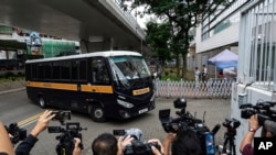 ورود خودرو حامل متهمان به دادگاه 