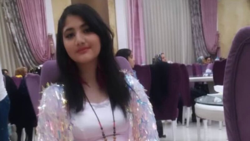 Иранда хижабсыз жүргөнү үчүн кармалган кыз ооруканада каза болду