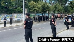 Polițiștii și carabinierii asigură securitatea desfășurării marșului Pride la Chișinău, 16 iunie.