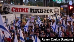 Plakate protiv izraelskog premijera na protestima u Tel Avivu, 4.5.2024.