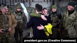 Ukrajinski predsednik Volodimir Zelenski (okrenut leđima) posetio je grad Bahmut koji je pod višemesečnim žestokim napadima ruskih snaga.