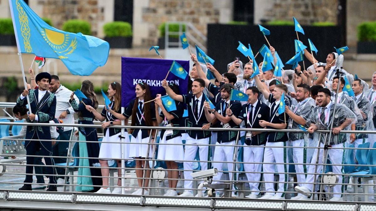 Парад лодок на Сене, гигантский воздушный шар и легенды спорта. Как ...