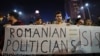 Banner pe care scrie „Politicienii români = ISIS”, la un protest organizat în 2015, după incendiul de la clubul Colectiv. Protestatarii au scandat sloganuri împotriva corupției și a clasei politice. Încrederea în partide scade constant în ultimele decenii.