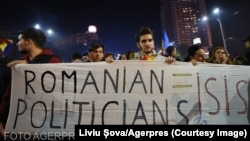 Banner pe care scrie „Politicienii români = ISIS”, la un protest organizat în 2015, după incendiul de la clubul Colectiv. Protestatarii au scandat sloganuri împotriva corupției și a clasei politice. Încrederea în partide scade constant în ultimele decenii.
