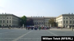 Locul autodafeului din fosta Piaţă a Operei, fotografie din Berlinul de astăzi