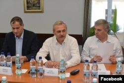 Marian Neacșu, pe vremea când stătea de-a dreapta lui Liviu Dragnea, fostul șef al PSD. În dreapta, un alt social-democrat cu vechime în partid, Valeriu Zgonea.