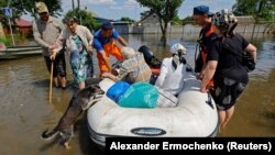 Spasavanje starijih iz poplava na jugu Ukrajine
