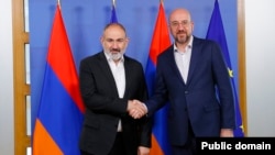 Прем’єр-міністр Вірменії Нікол Пашинян (ліворуч) із президентом Європейської ради Шарлем Мішелем, 15 липня 2023 року