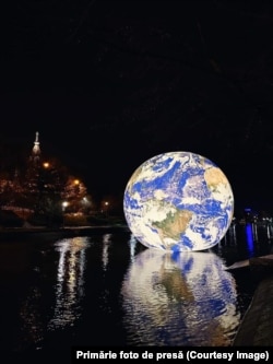 Instalația britanicului Luke Jerram, Floating Earth, a plutit pe Bega în 2023