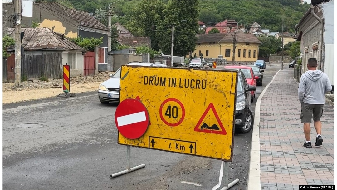 Stradă în lucru în apropierea unui supermarket din zona spitalului municipal.