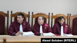 Judecătorii CSJ care examinează cauza lui Dodon, de la stânga la dreapta: Ghenadie Eremciuc (transferat temporar), Anatoli Țurcan, Ion Malanciuc (transferat temporar).