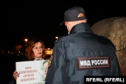 Смирнова с одиночным пикетом около Соловецкого камня в Петербурге во время акции несколько лет назад