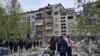 Една от поразените от руска атака жилищни сгради в Славянск