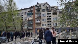 Една от поразените от руска атака жилищни сгради в Славянск