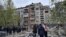 Една от поразените от руска атака жилищни сгради в Славянск