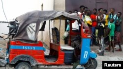 Tuk tuk uništen u napadu militanata El Šababa ispred restorana Perl Bič u Mogadišu, Somalija, 10. juni 2023.